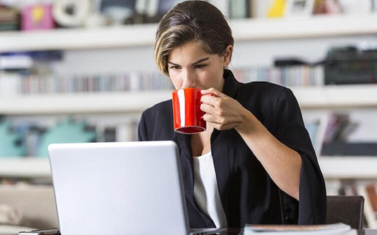 γυναίκα πινει καφέ στην δουλειά.jpg