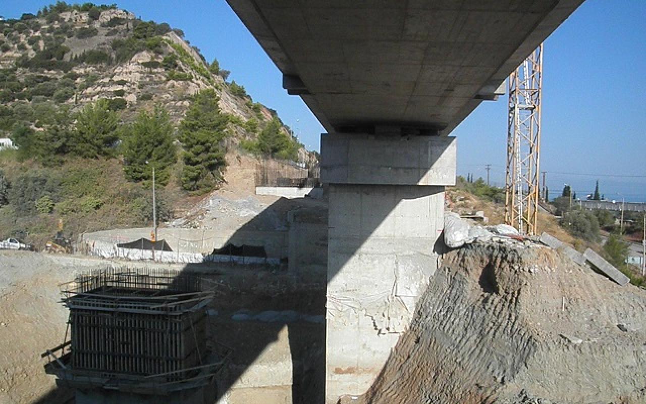 47χρονος απείλησε να αυτοκτονήσει πηδώντας από υπό κατασκευή γέφυρα.jpg