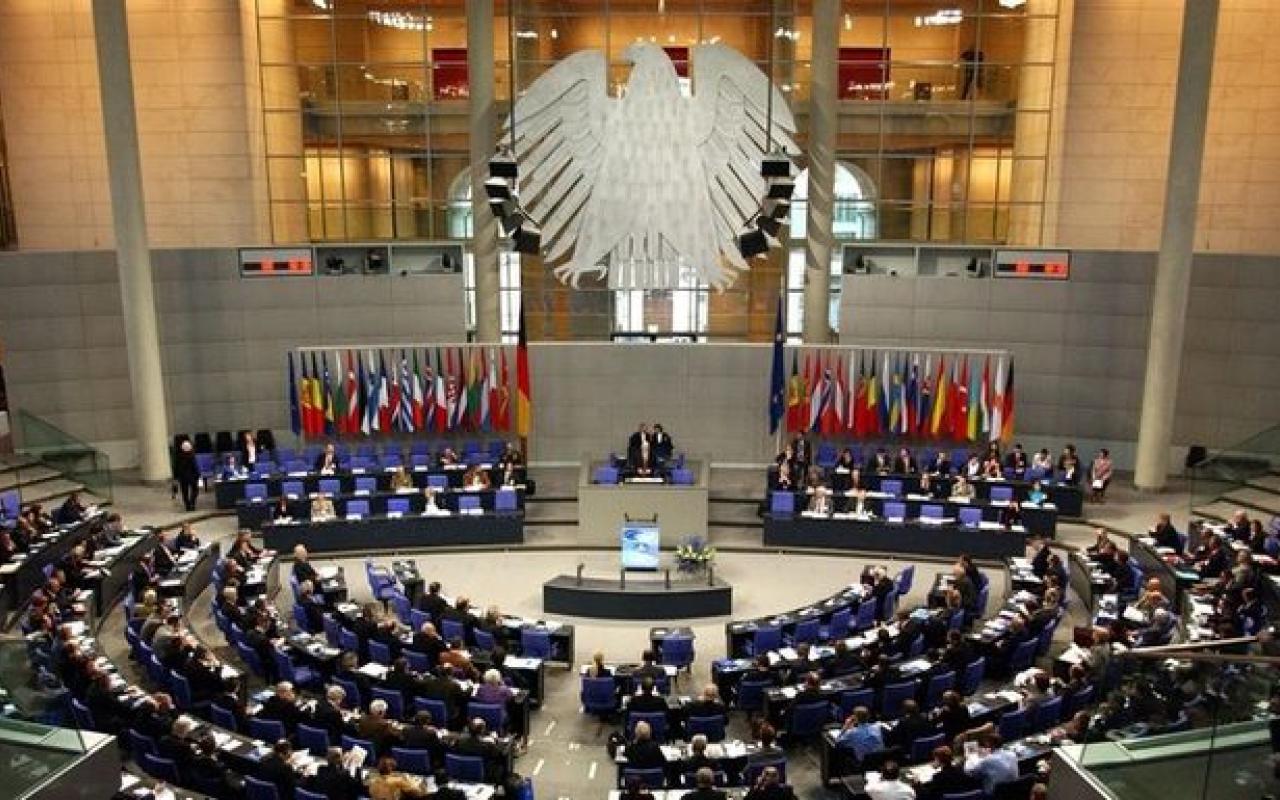 Τα αιτήματα της Ελλάδας για επιμήκυνση και για προληπτική πιστωτική γραμμή συζητά η Γερμανική Βουλή