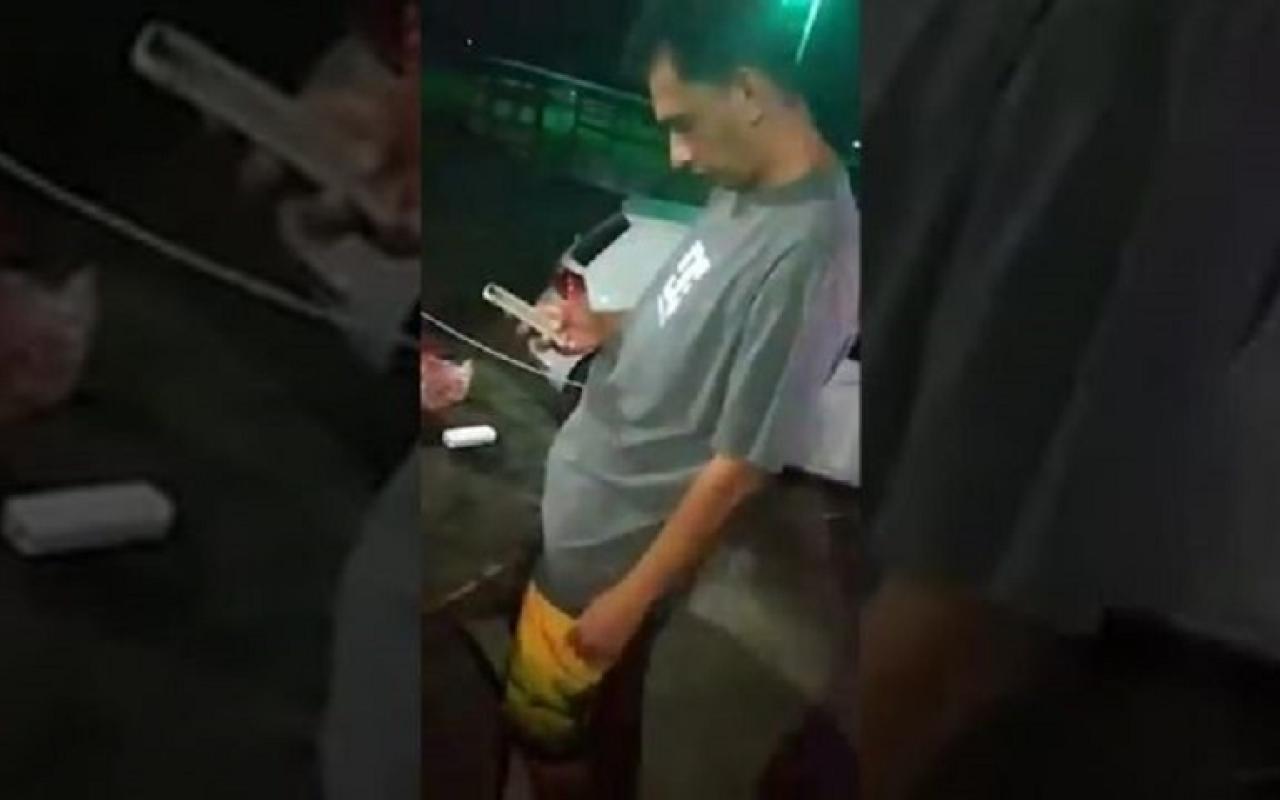 Μεθυσμένος προσπαθεί να ξεκλειδώσει το κινητό του.jpg