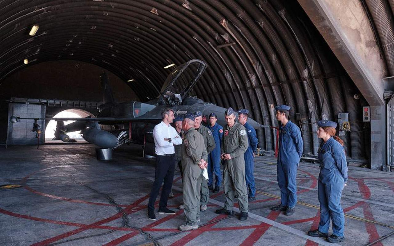Μπροστά από ένα οπλισμένο και έτοιμο να αναλάβει αποστολές εναντίον πλοίων επιφανείας F-16, o πρωθυπουργός ενημερώνεται από τα στελέχη της 115 ΠΜ.