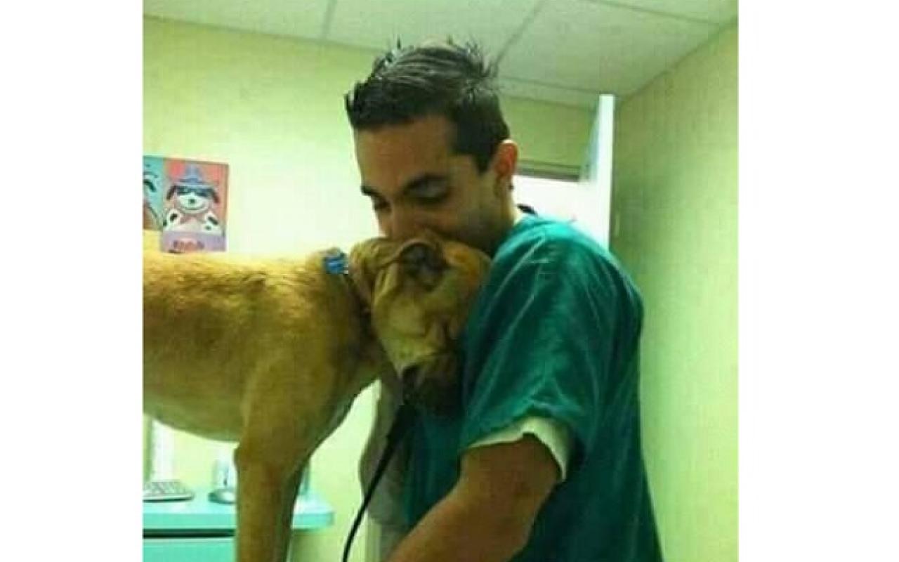 Ο κτηνίατρος Κωστής Τερεζάκης και ο σκύλος που του δείχνει την ευγνωμοσύνη του