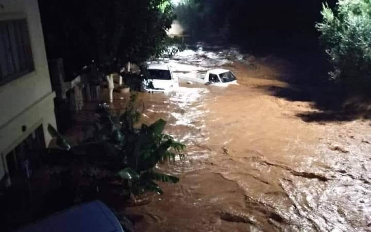 Tο νερό έχει παρασύρει αυτοκίνητα στα Αγριανά Χερσονήσου - Πηγή: Μετεωκρήτες