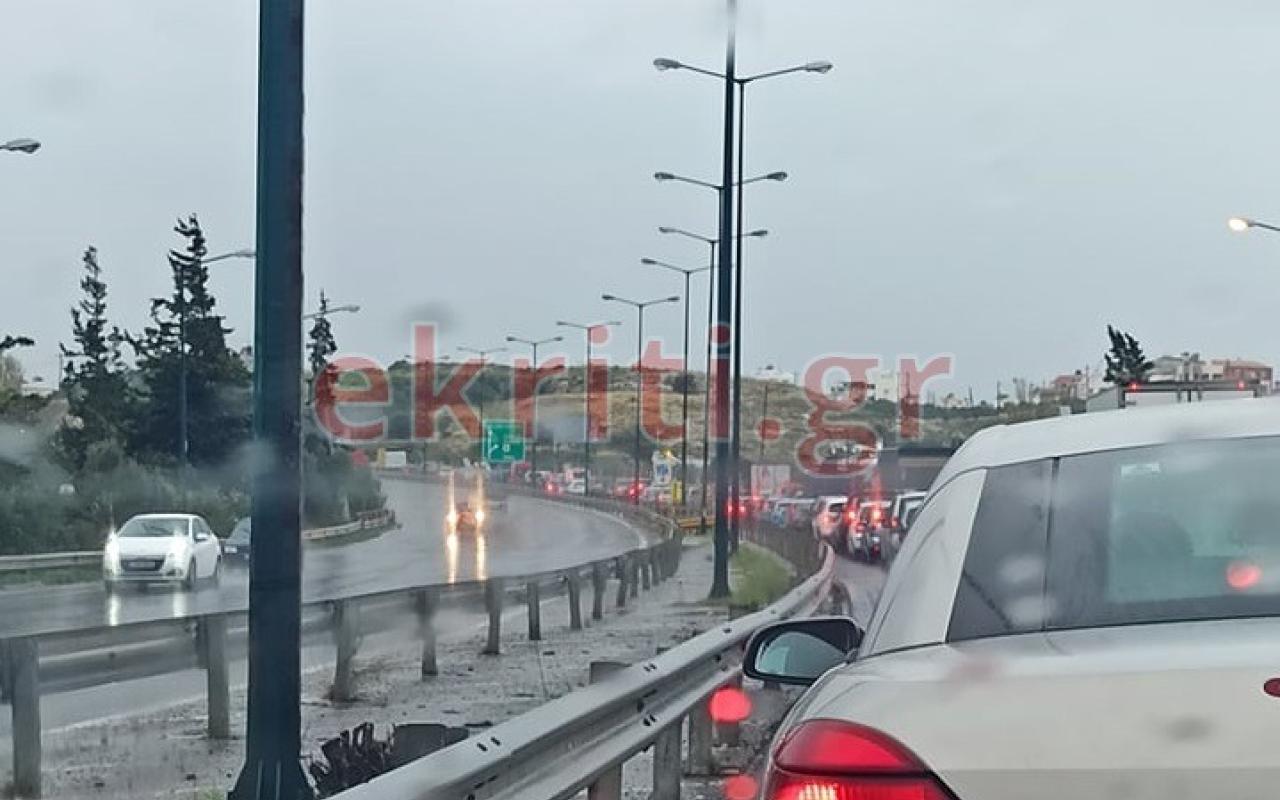 Η βροχή και η κίνηση ταλαιπωρούν τους οδηγούς στην Εθνική Οδό