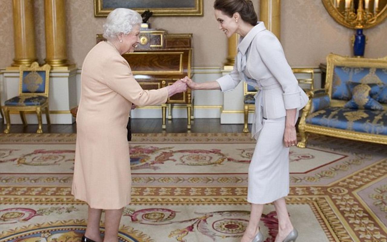 H Αντζελίνα Τζολί έγινε Dame από τα χέρια της Βασίλισσας Ελισάβετ