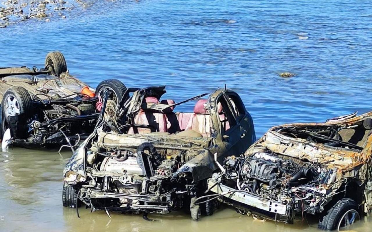 Τα αυτοκίνητα που βρέθηκαν στο βυθό της θάλασσας