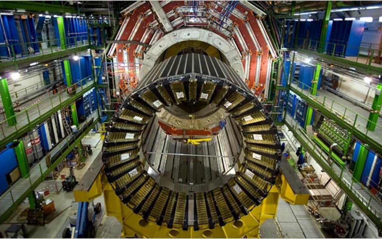 Οι δύο μεγαλύτεροι επιταχυντές σωματιδίων μαζί σε νέο πείραμα