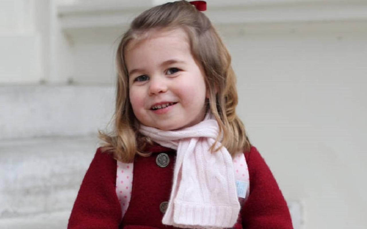 Η 4χρονη πριγκίπισσα Σάρλοτ υποκλίθηκε στην βασίλισσα Ελισάβετ και έγινε viral .jpg