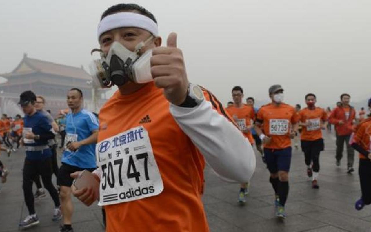 Με μάσκες οι μαραθωνοδρόμοι στο Πεκίνο λόγω...νέφους