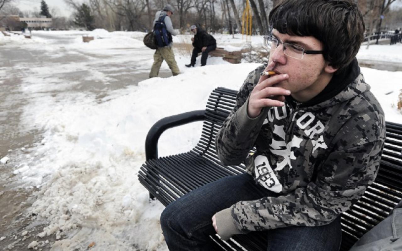 Άνδρας καπνίζει έξω στο κρύο.jpg