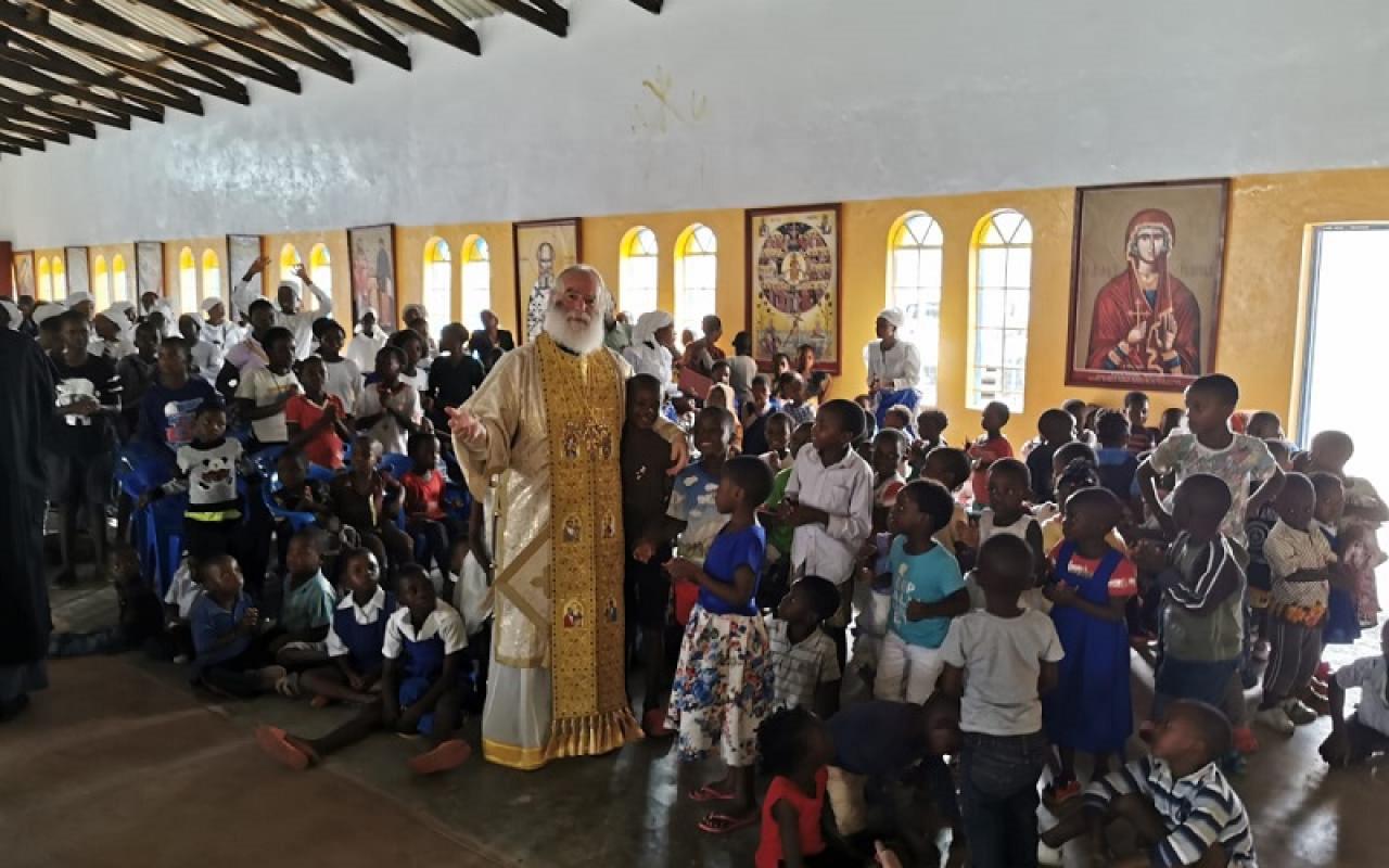 Ο Πατριάρχης Αλεξανδρείας Θεόδωρος Β&#039; με δεκάδες παιδιά στον Ι.Ν. της Αγίας Αικατερίνης 