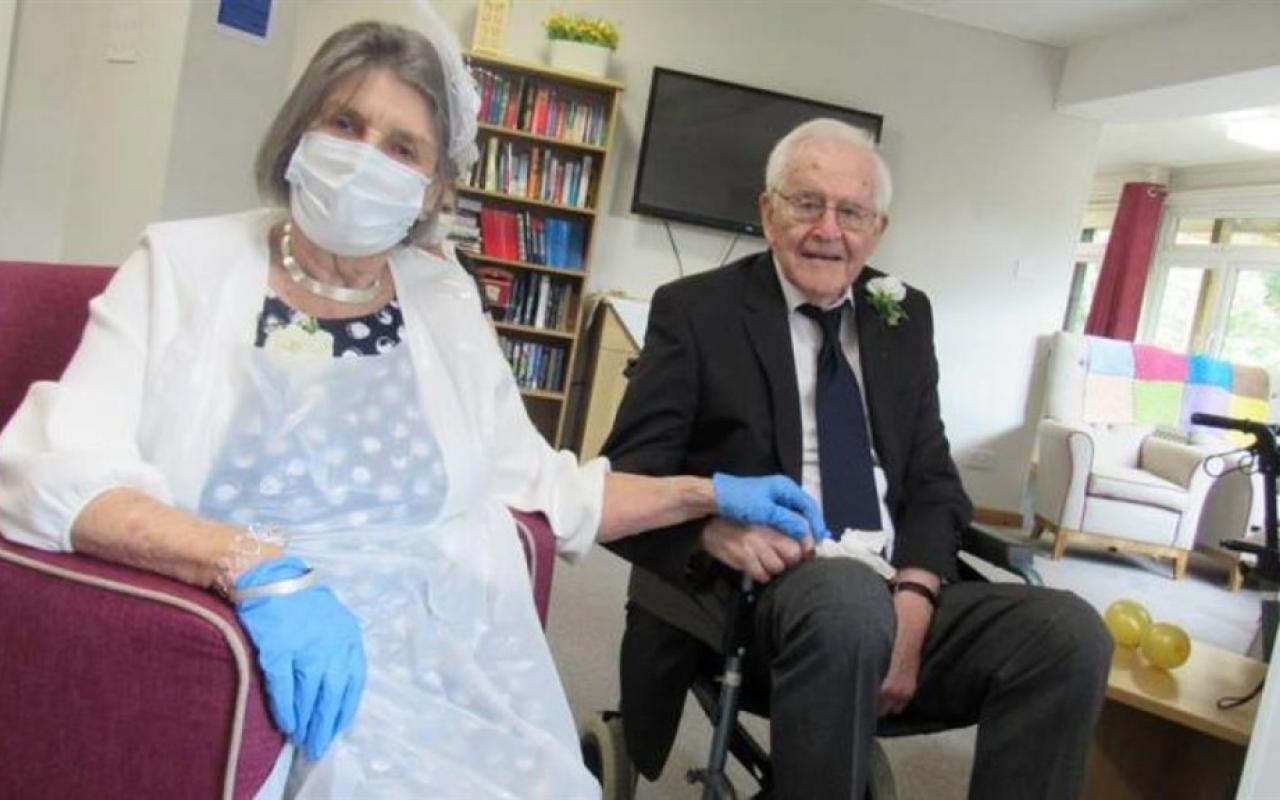 85χρονος παντρεύτηκε την 91χρονη αγαπημένη του 