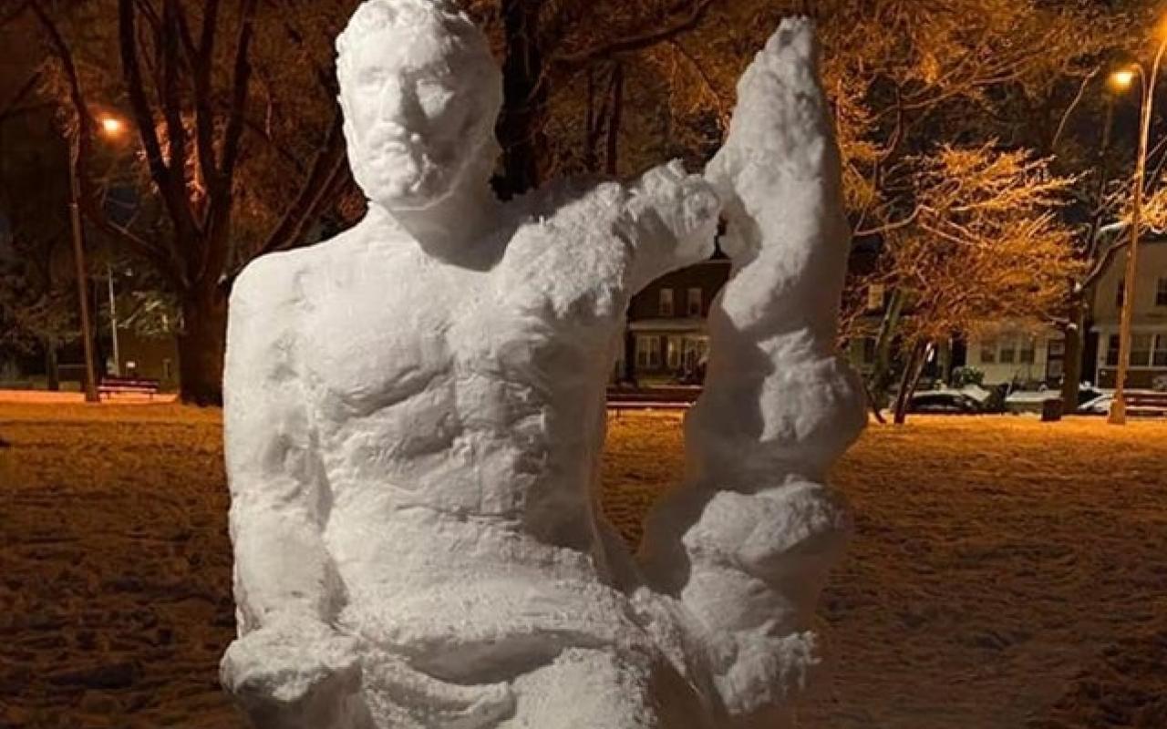 Άγαλμα του Ιπποκράτη από χιόνι