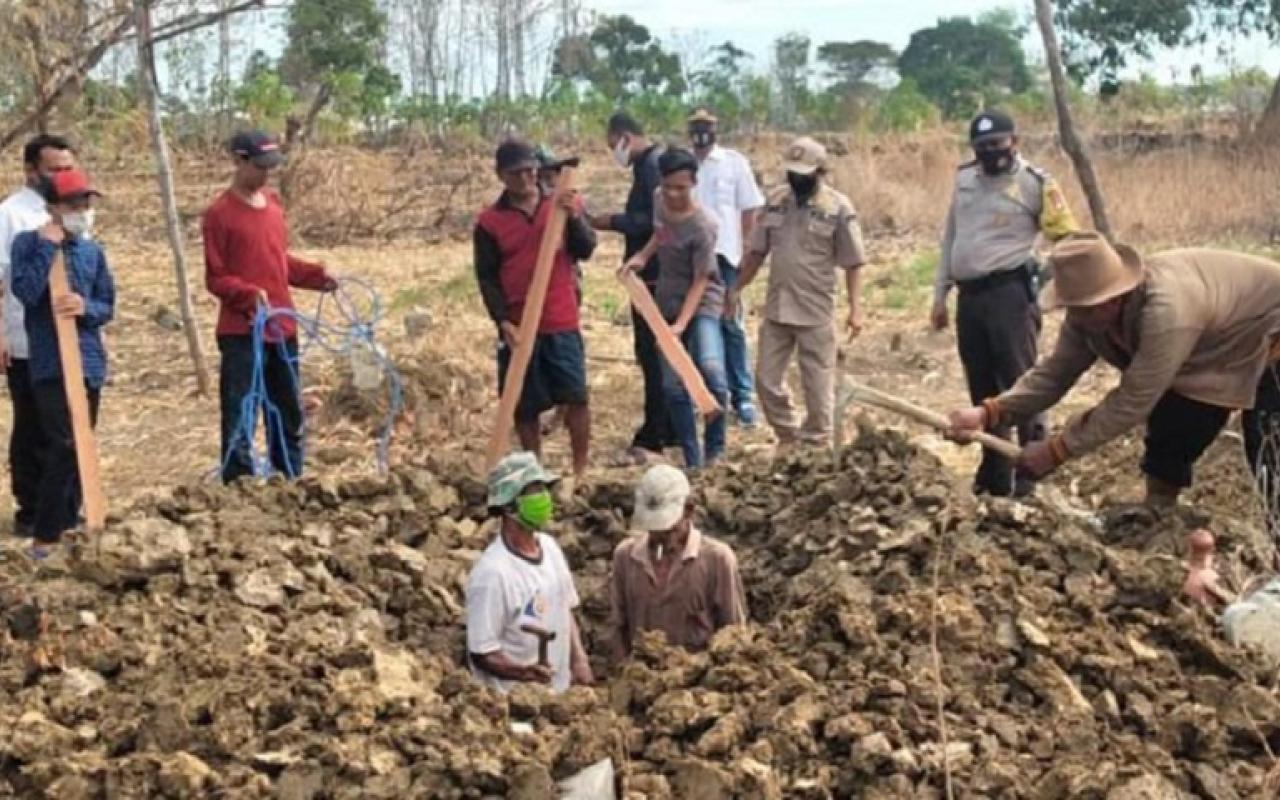 αναγκάζουν τους αρνητές της μάσκας να σκάβουν τάφους για τα θύματα κορωνοϊού