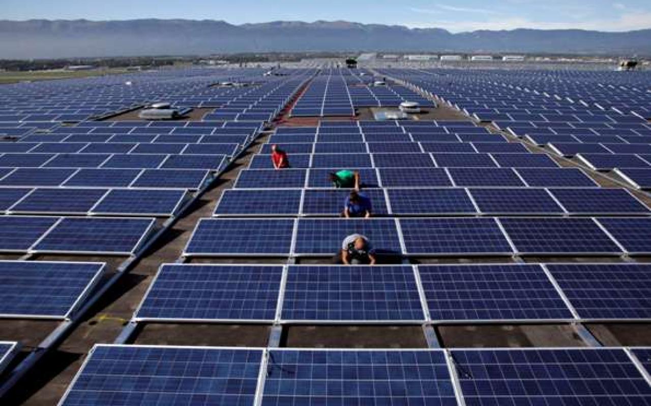 Λόγω Κίνας εκτοξεύθηκε η παραγωγή εξοπλισμού αιολικής και ηλιακής ενέργειας