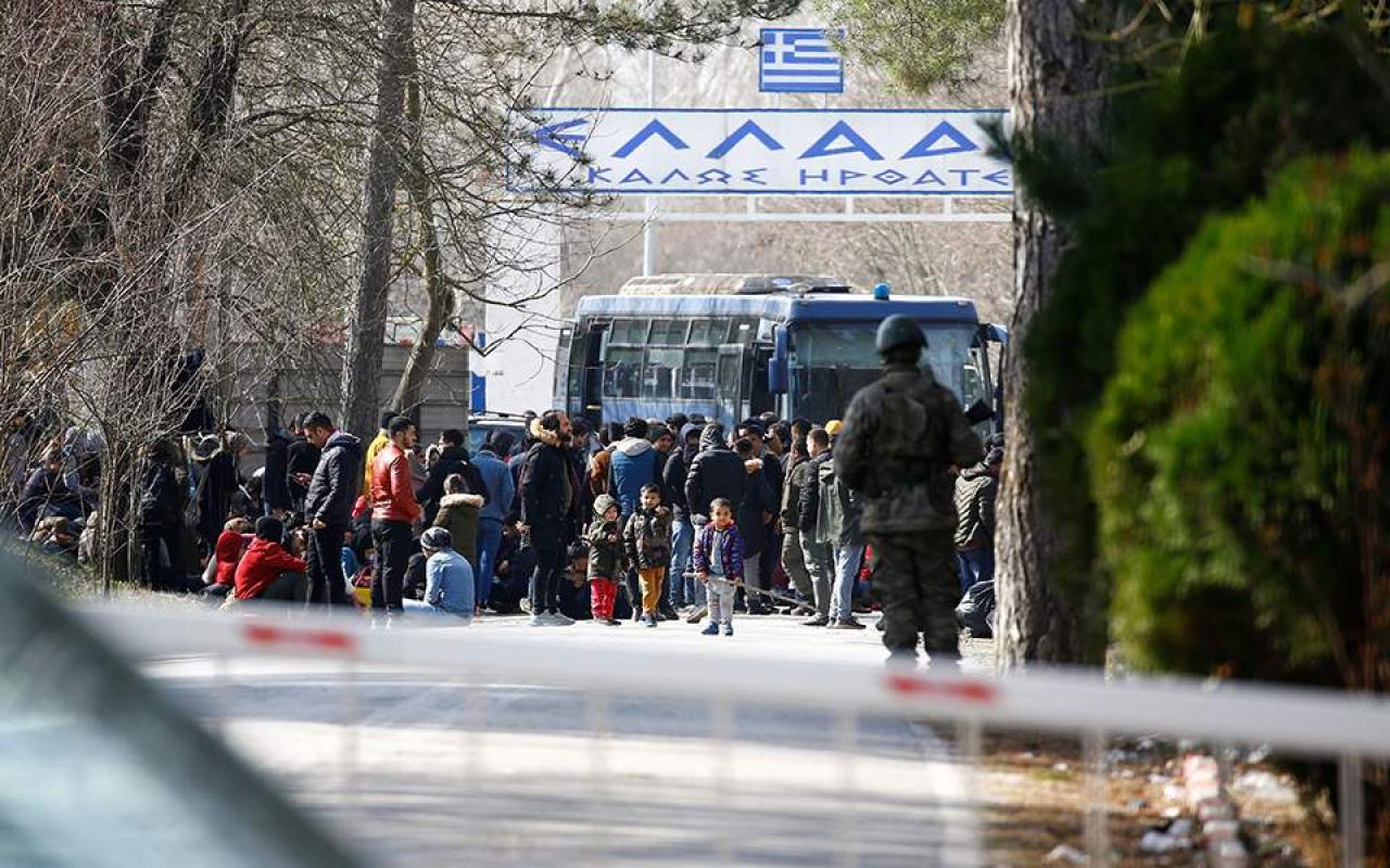 Εκατοντάδες πρόσφυγες βρίσκονται στον Έβρο και επιχειρούν να περάσουν προς την Ελλάδα.