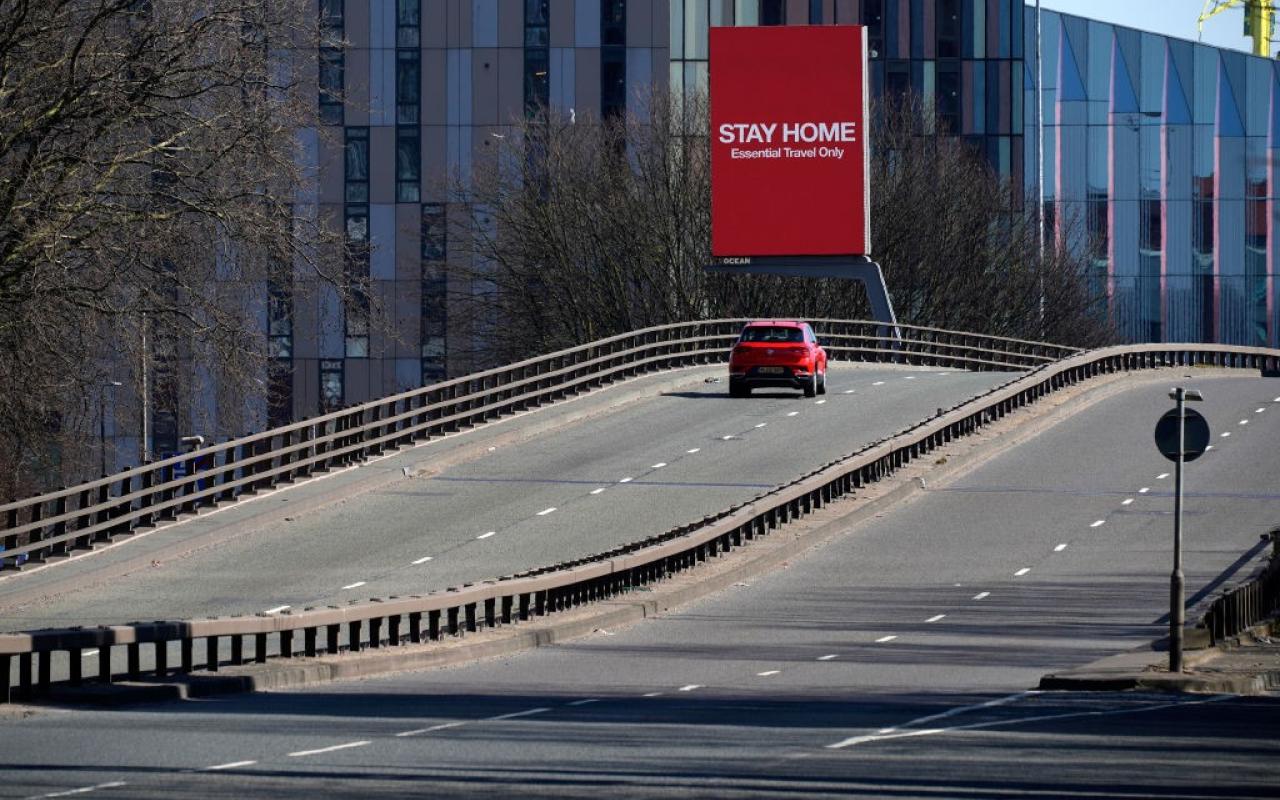 Μια τεράστια πινακίδα προτρέπει τους οδηγούς της Αγγλίας να μείνουν ασφαλείς
