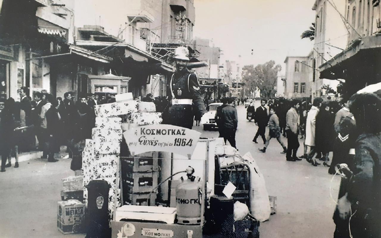 Η βαρέλα με τον τροχονόμο, στο κέντρο του Ηρακλείου, παραμονή Πρωτοχρονιάς του 1964.