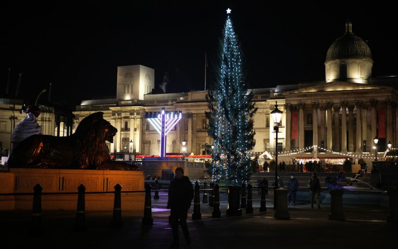 Το νορβηγικό χριστουγεννιάτικο δέντρο στην πλατεία Τραφάλγκαρ, στο Λονδίνο, ένα ετήσιο δώρο από την πόλη του Όσλο για τη βρετανική υποστήριξη κατά τα χρόνια κατοχής στον Β' Παγκόσμιο Πόλεμο