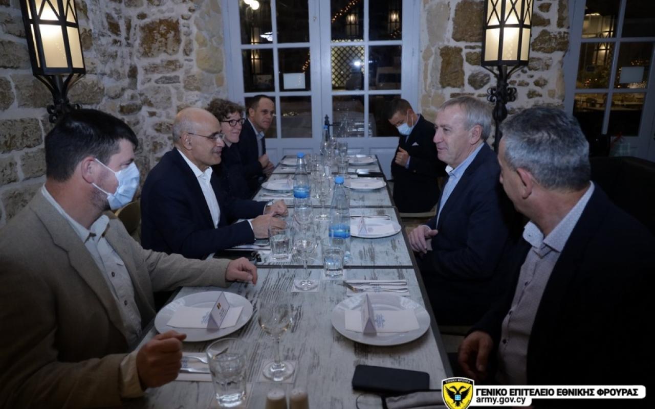 Ο Αρχηγός της Εθνικής Φρουράς, Αντιστράτηγος Δημόκριτος Ζερβάκης, παρέθεσε δείπνο εργασίας στον Βέλγο ομόλογό του, Ναύαρχο Michel Hofman.