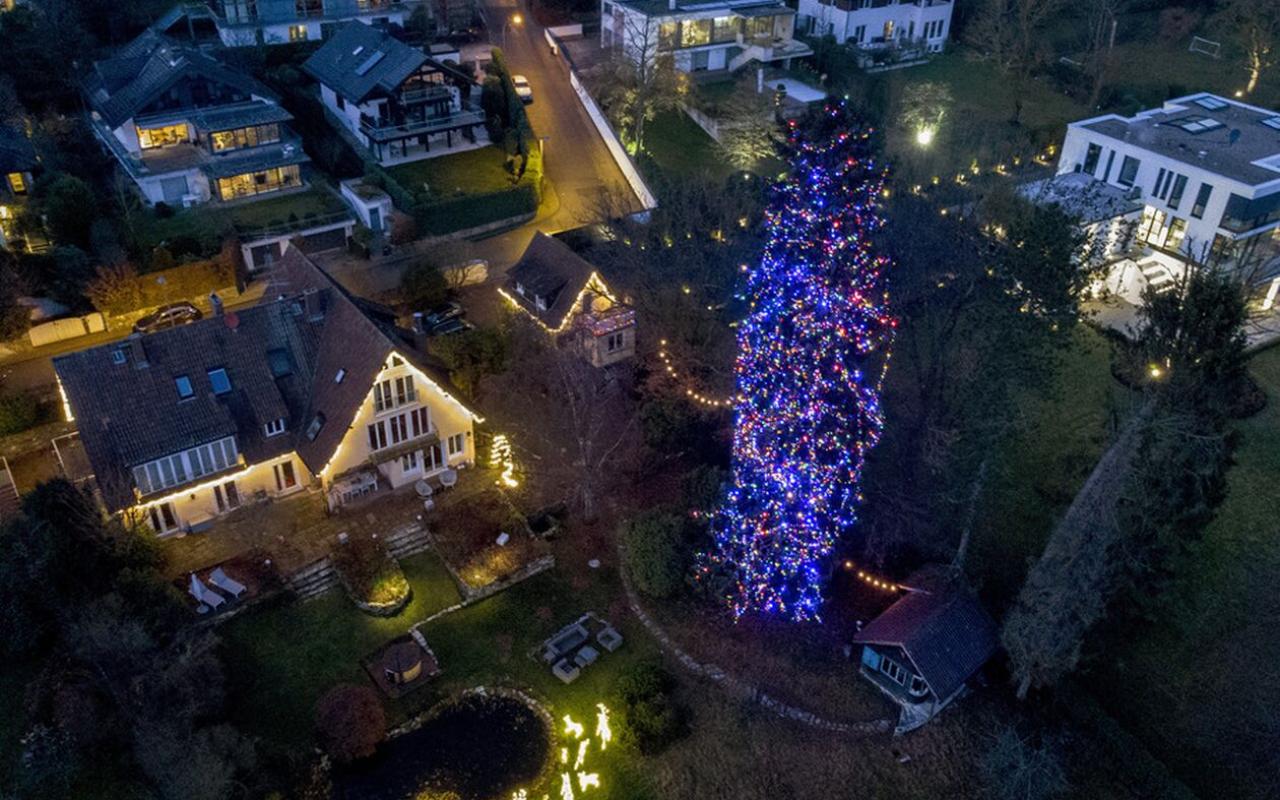 Χριστουγεννιάτικο δέντρο σε αυλή σπιτιού στο Φάλκεσταϊν, Γερμανία