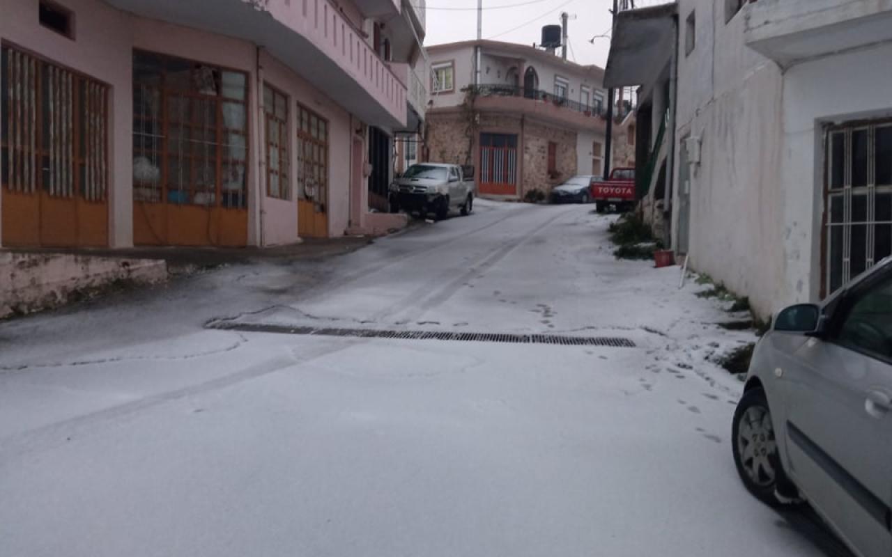 Οι δρόμοι έχουν καλυφθεί από ένα λεπτό στρώμα χιονιού.