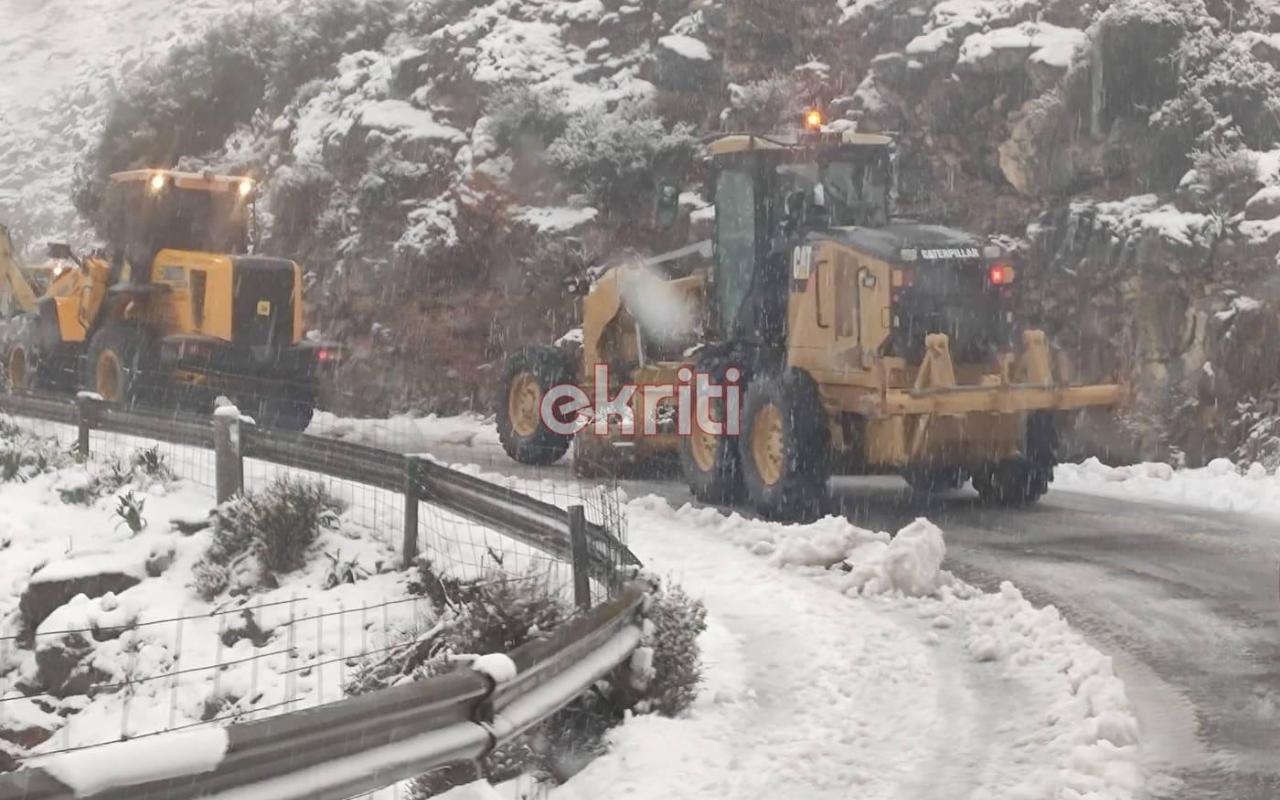 πυκνή χιονόπτωση σε δρόμο που οδηγεί στη Δαμάστα