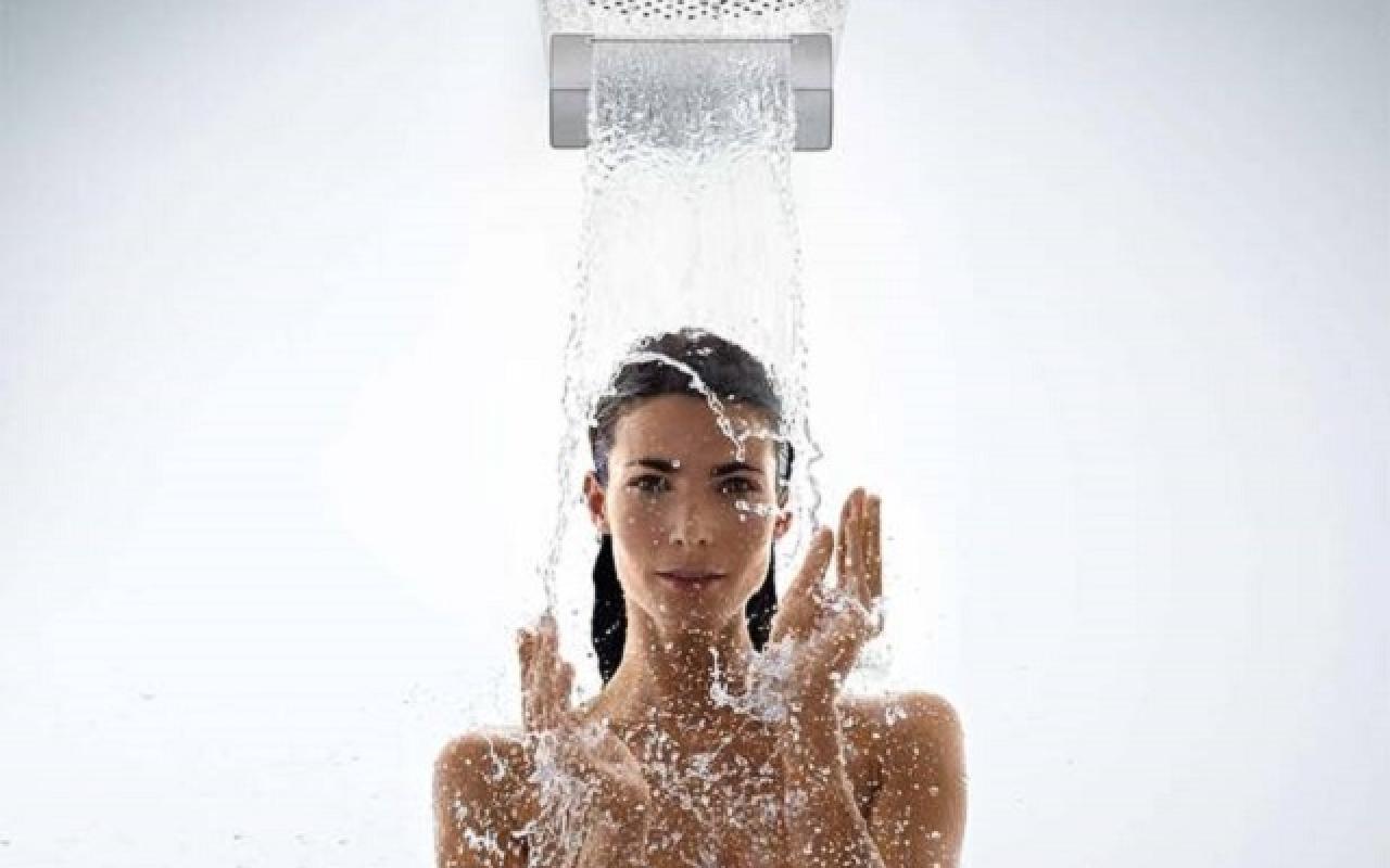 γυναίκα κάνει ντουζ