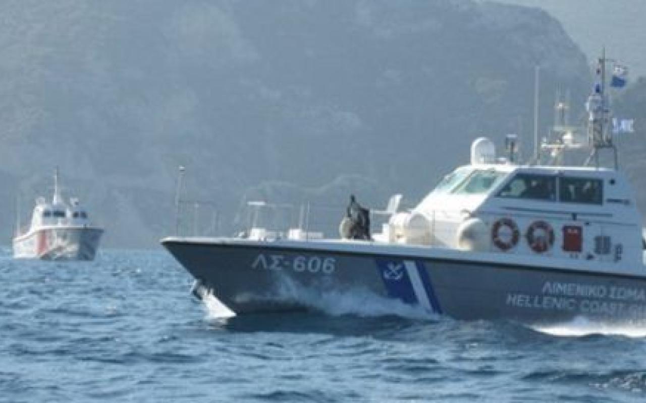 Ρυμουλκήθηκε στην Τουρκία σκάφος με 150 μετανάστες 