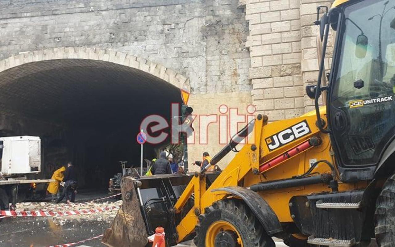 Ξήλωσαν την επένδυση στην Καινούργια Πόρτα