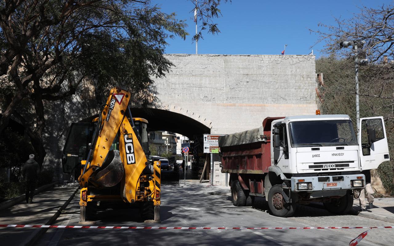 Από τις εργασίες αποκόλλησης της πέτρινης επένδυσης στην Καινούργια Πόρτα