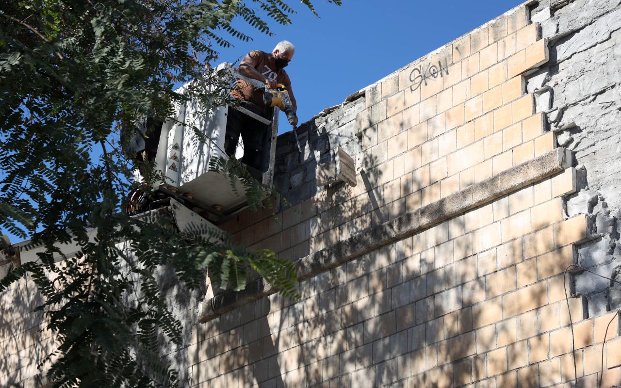 Από τις εργασίες αποκόλλησης της πέτρινης επένδυσης στην Καινούργια Πόρτα