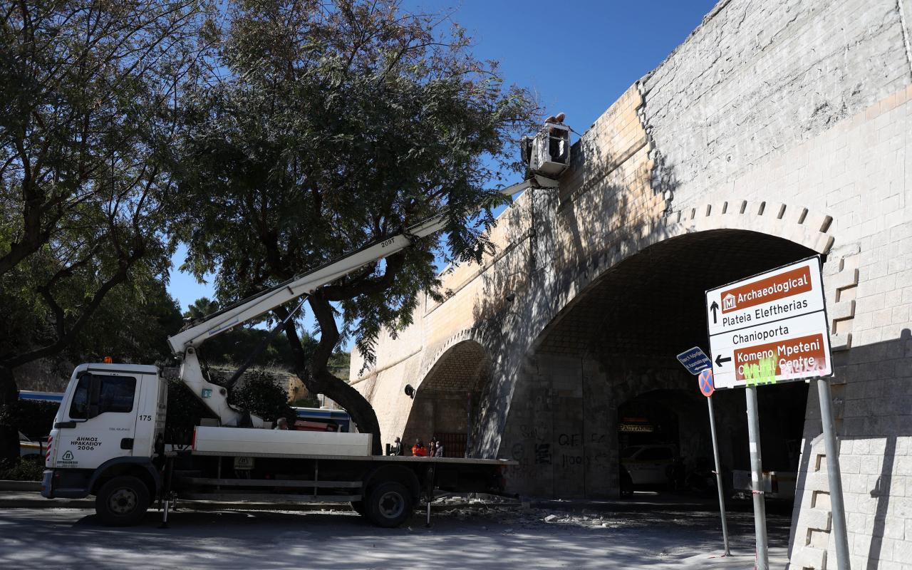 Ξήλωσαν όλη την επένδυση στην Καινούργια Πόρτα