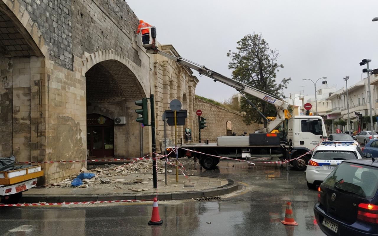 Ξήλωσαν την επένδυση στην Καινούργια Πόρτα