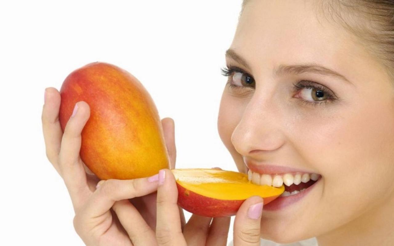γυναίκα τρώει μάνγκο