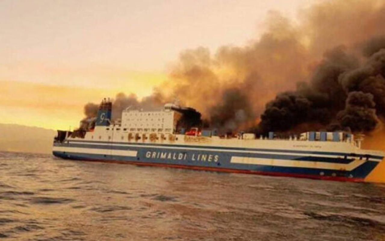 πυρκαγιά σε πλοίο στην Ιταλία