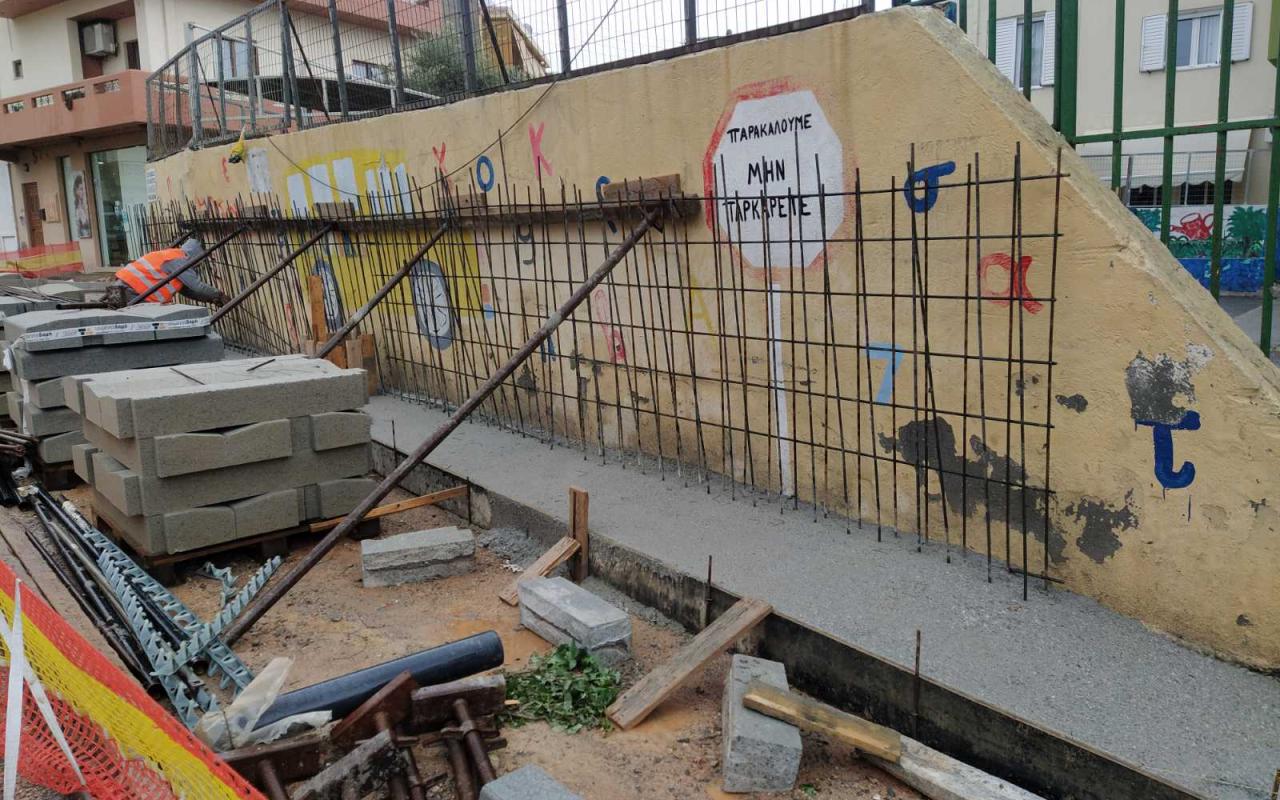 Άμεση ανταπόκριση της εταιρείας για τον τοίχο του σχολείου στην Κομνηνών