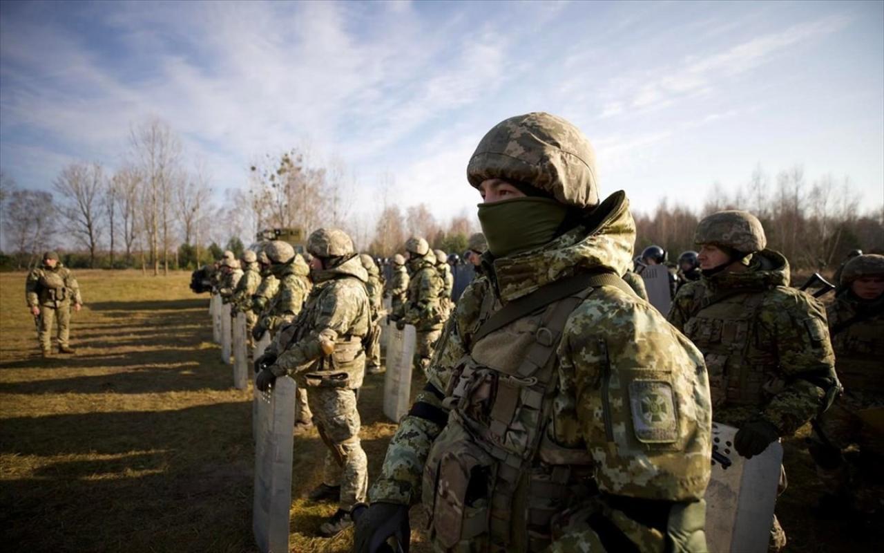 Στρατιώτες στην Ουκρανία για την αντιμετώπιση ενδεχόμενης κρίσης