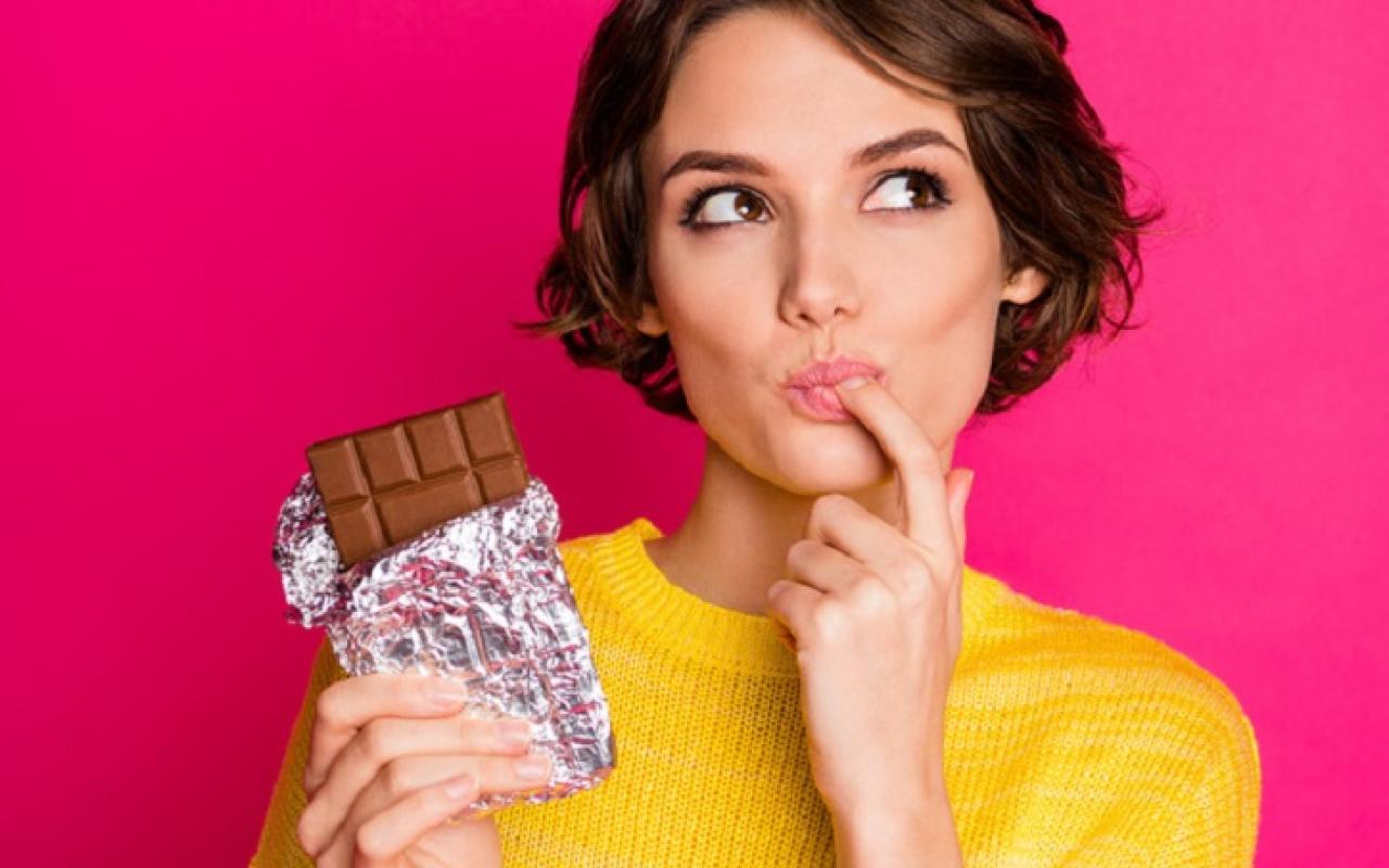 γυναίκα τρώει σοκολάτα