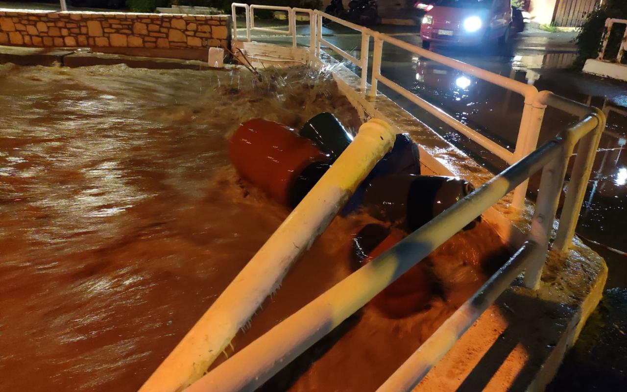 Ο Δήμος Μαλεβιζίου αποκαθιστά τα προβλήματα από τις βροχές 