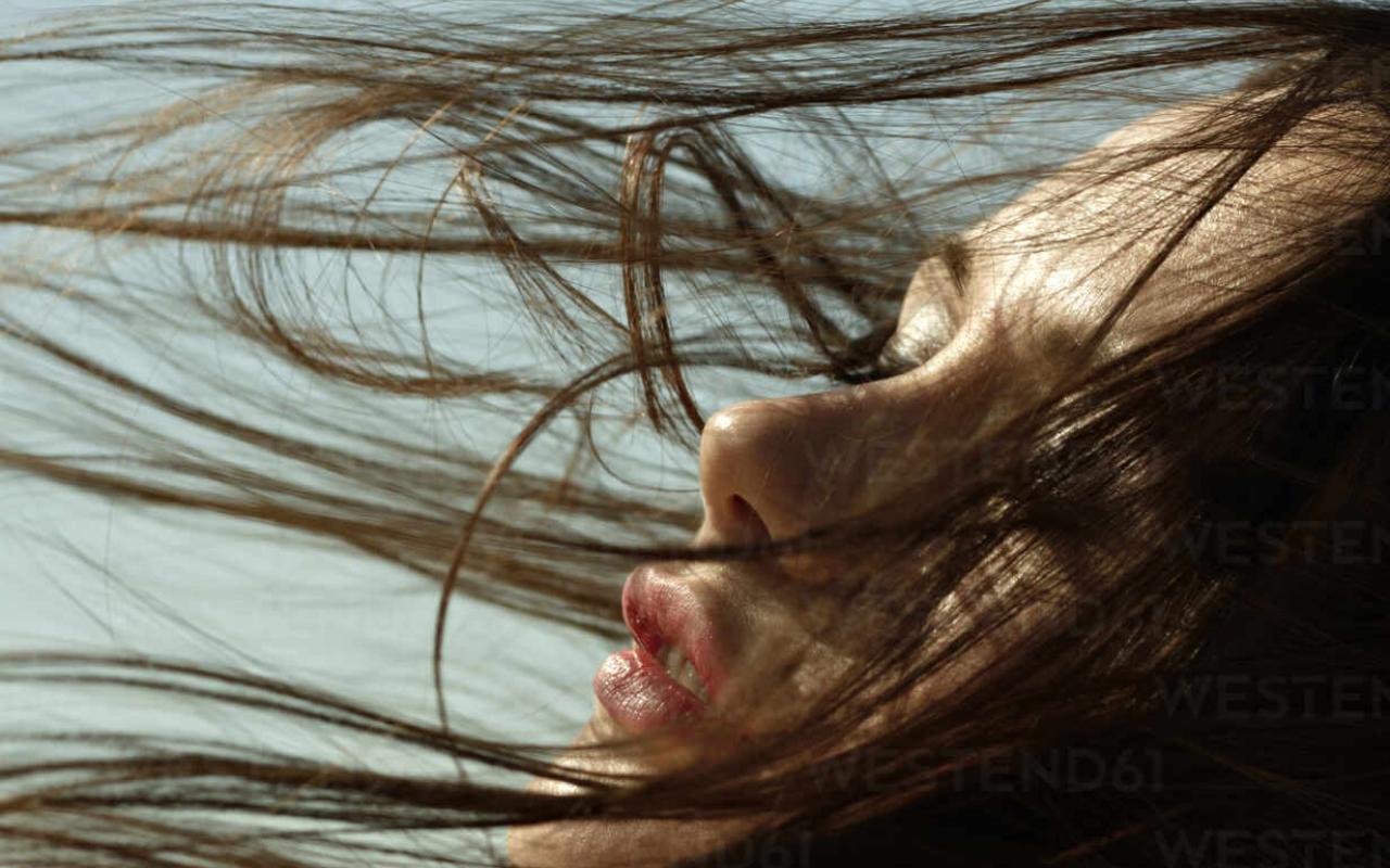 γυναίκα, μαλλιά στον άνεμο