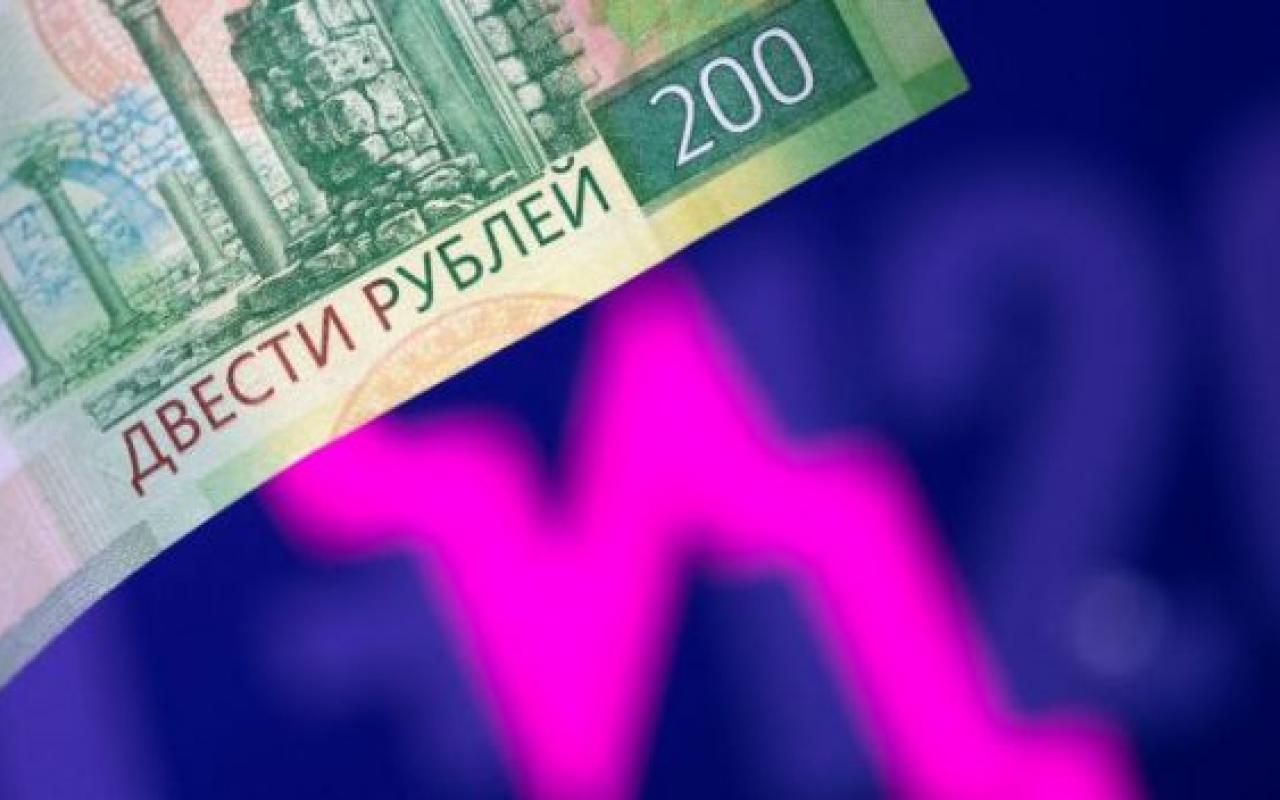 Οι κυρώσεις γονατίζουν την ρωσική οικονομία 