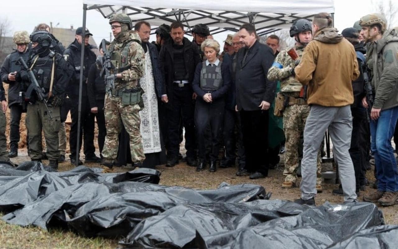 Η Ούρσουλα φον ντερ Λάιεν της ΕΕ επισκέφθηκε ομαδικό τάφο στη Μπούχα
