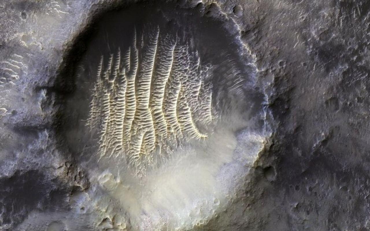 Ο κρατήρας στον Άρη που μοιάζει με ανθρώπινο αποτύπωμα 