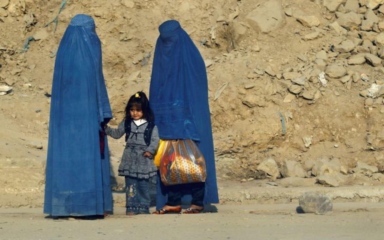 Δέκα γυναίκες διαδήλωσαν στην Καμπούλ κατά της χρήσης μάσκας 