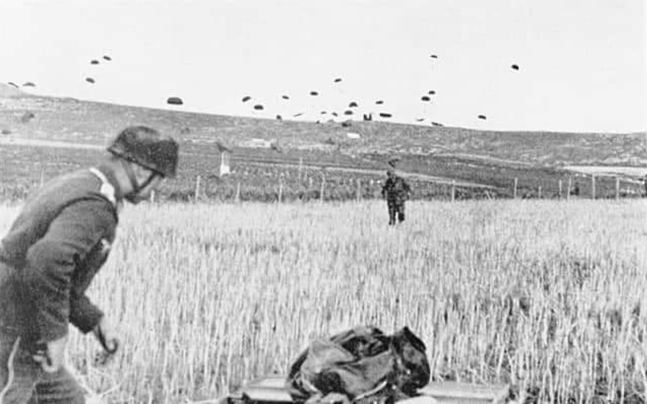 Σαν σήμερα, το 1941 ξεκίνησε η Μάχη της Κρήτης, όταν επίλεκτοι Γερρμανοί αλεξιπτωτιστές εισέβαλαν από αέρος στο νησί.