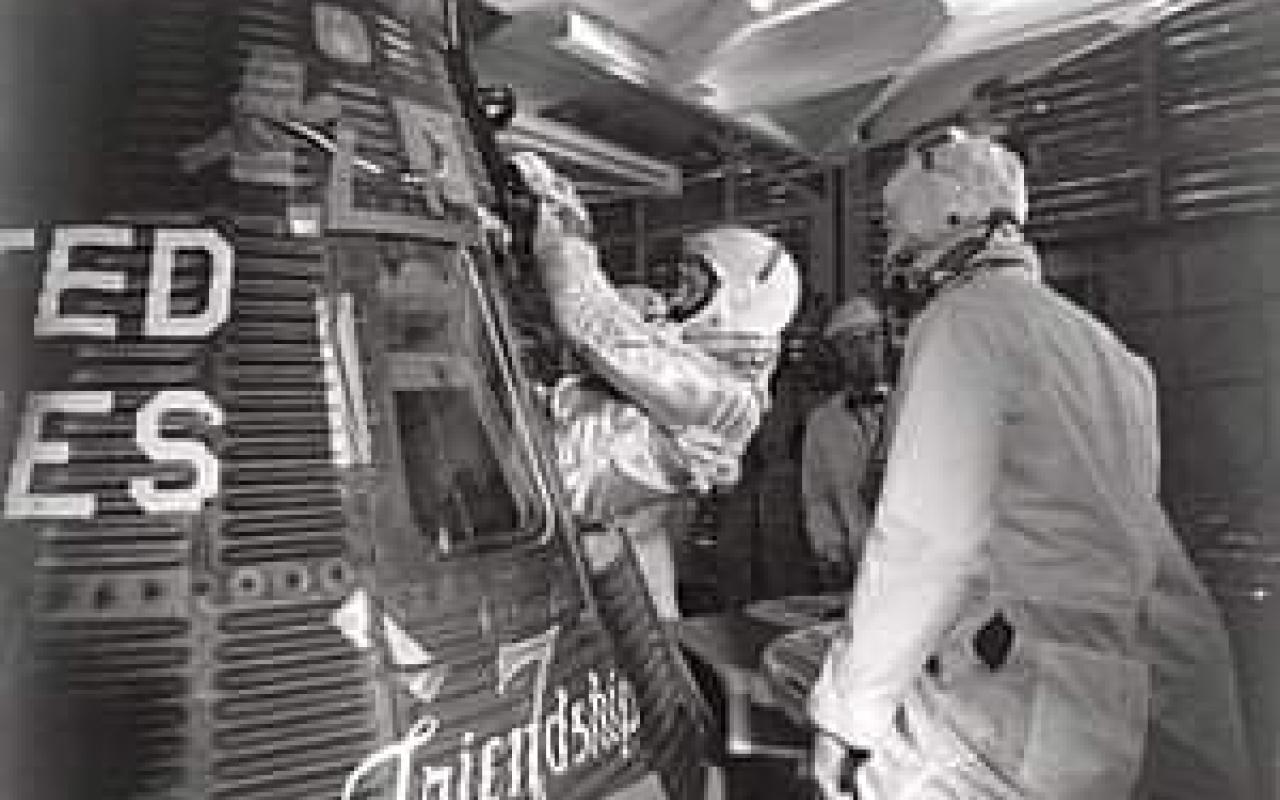Ο Τζον Γκλεν μπαίνει στην κάψουλα Μέρκιουρι για την ιστορική του πτήση που θα τον έκανε τον πρώτο Αμερικανό σε τροχιά, στις 20 Φεβρουαρίου 1962.