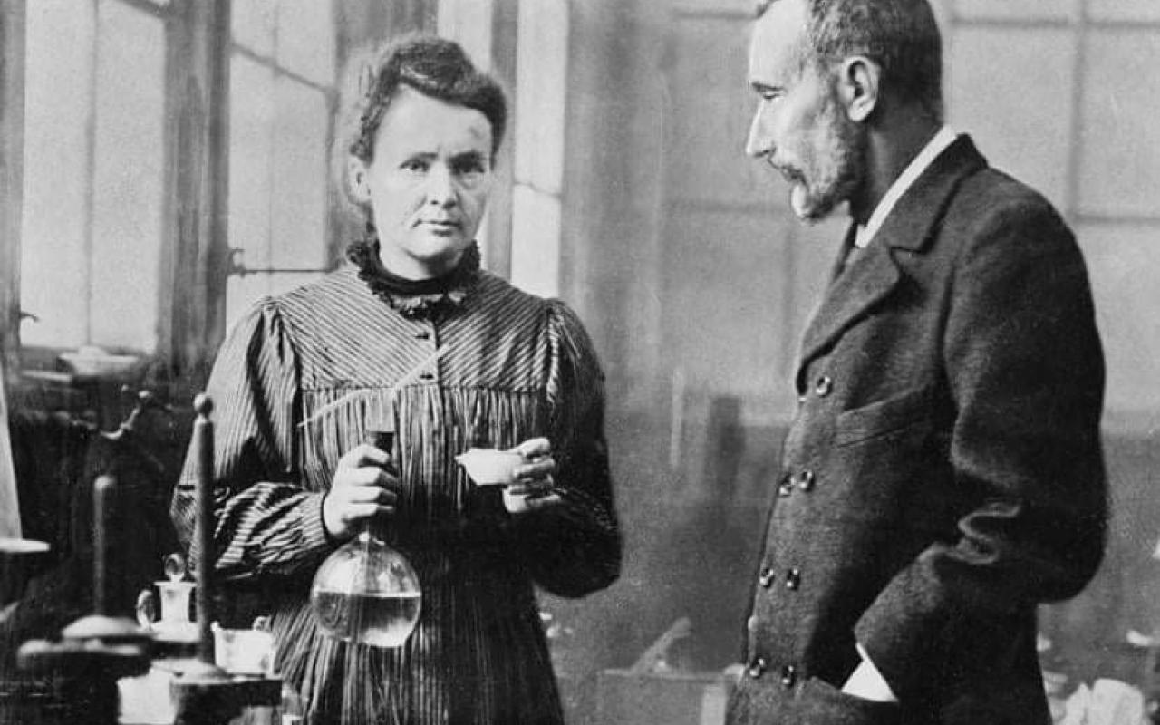 Ο Πιέρ Κιουρί μαζί με την σύζυγό του Μαρί. Το 1903 κέρδισαν μαζί το Νόμπελ Φυσικής
