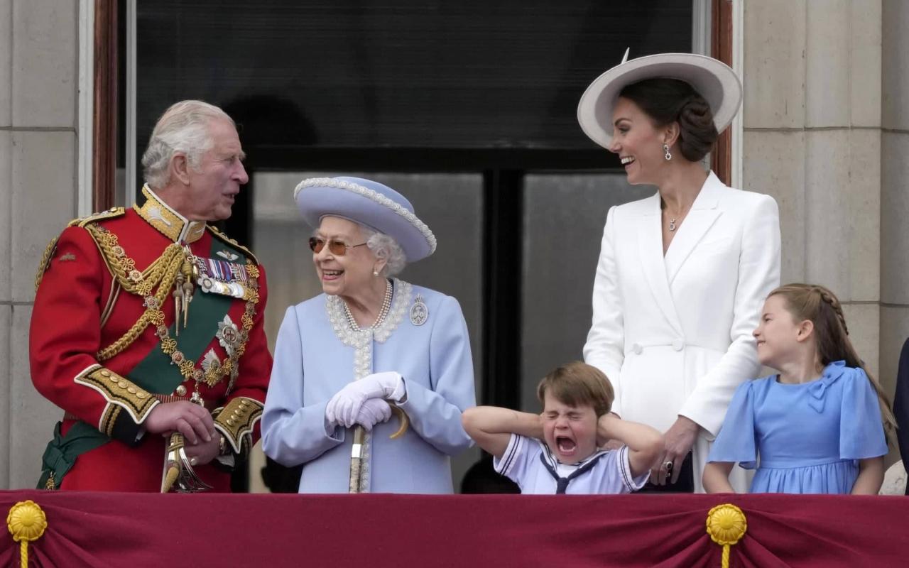 Η Βασίλισσα Ελισάβετ Β' με τον διάδοχο Κάρολο, την δούκισσα του Κέμπριτζ Κέϊτ και τον μικρό πρίγκηπα Λούϊς και την μικρή πριγκίπισσα Σάρλοτ