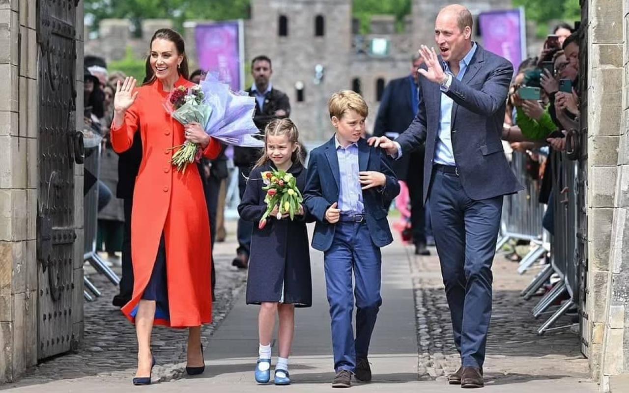 Ο πρίγκιπας Γουίλιαμ και η Κέιτ Μίντλετον με τα παιδιά τους τον Πρίγκιπα Τζορτζ και την Πριγκίπισσα Σάρλοτ στο Κάστρο του Κάρντιφ σήμερα το απόγευμα